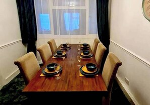 House | Dining - Reading - 3-bed House - Sleeps 6 - Garden - Wifi (Reading)