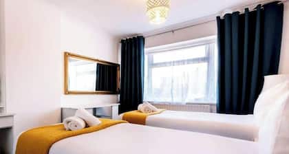 Reading - 3-bed House - Sleeps 6 - Garden - Wifi