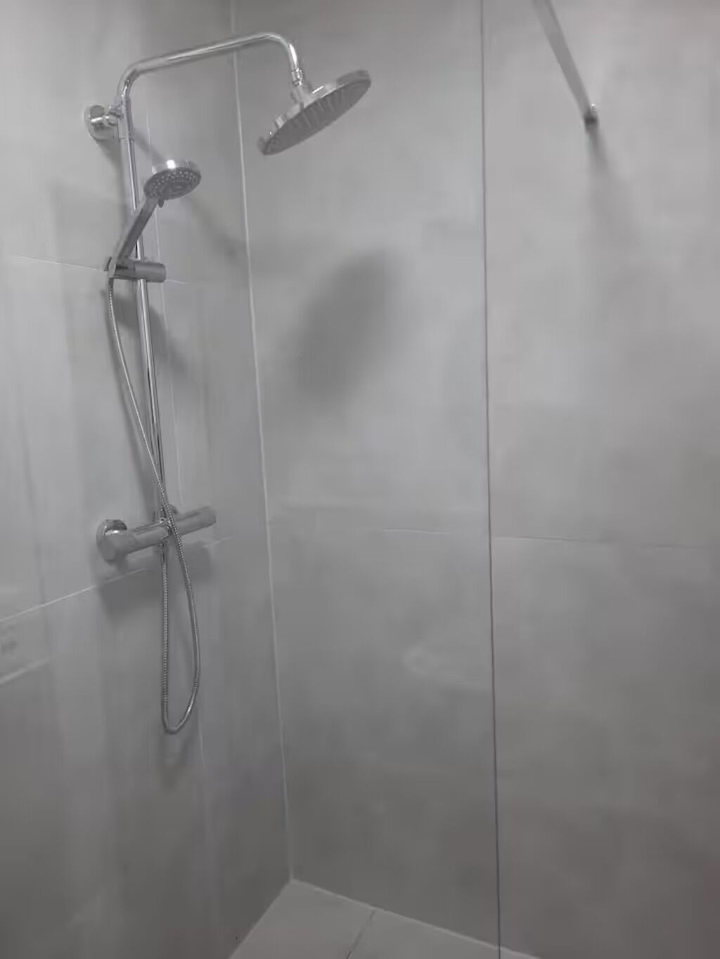 Bidet, serviettes fournies, savon, papier toilette