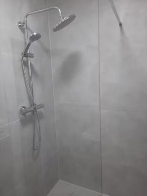 Bidé, håndklær, såpe og toalettpapir