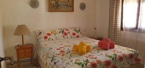 4 slaapkamers, een strijkplank/strijkijzer, wifi