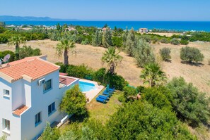 A modern two-story building with a swimming pool, surrounded by greenery and a view of the sea. - Villa Aristotelis in Argaka (Argaka)