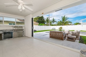 Terrace/patio - Elegant House with Outstanding Pool, Kid and Pet Friendly Minutes from the Beach (Boca Raton)