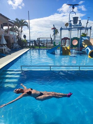 2 piscines extérieures, parasols de plage