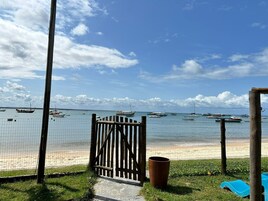 Una playa cerca, arena blanca, sombrillas, vóleibol de playa