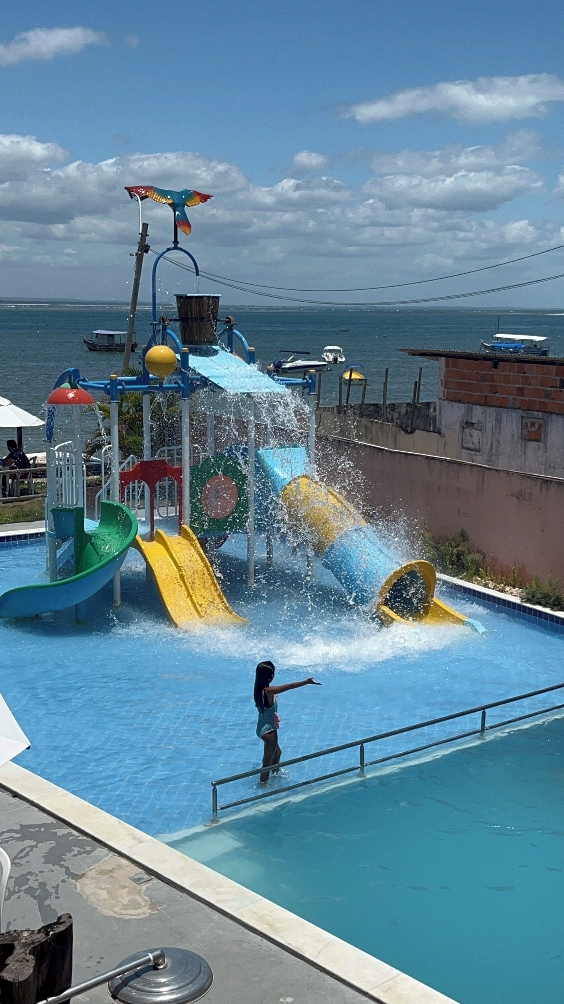 Un parc aquatique doté de nombreux toboggans et d’attractions aquatiques, d’une piscine et offrant une vue sur la mer.