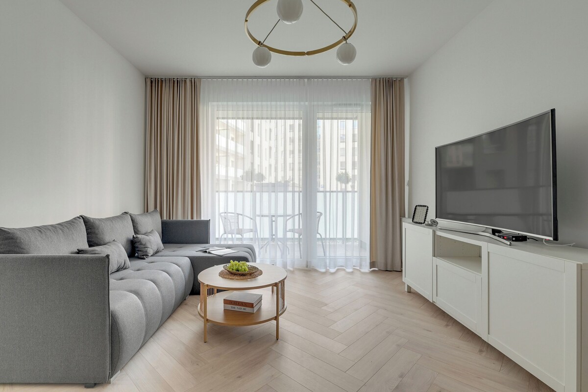 Leilighet – deluxe, 2 soverom, balkong | Oppholdsområde | En 50-tommers Flatskjerm-TV med kabel-kanaler