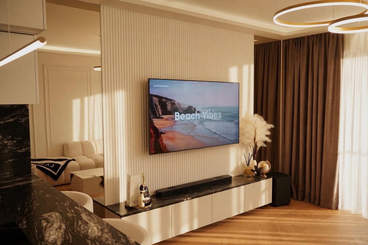 Luksusleilighet, 3 soverom, balkong | Oppholdsområde | En 50-tommers Flatskjerm-TV med kabel-kanaler