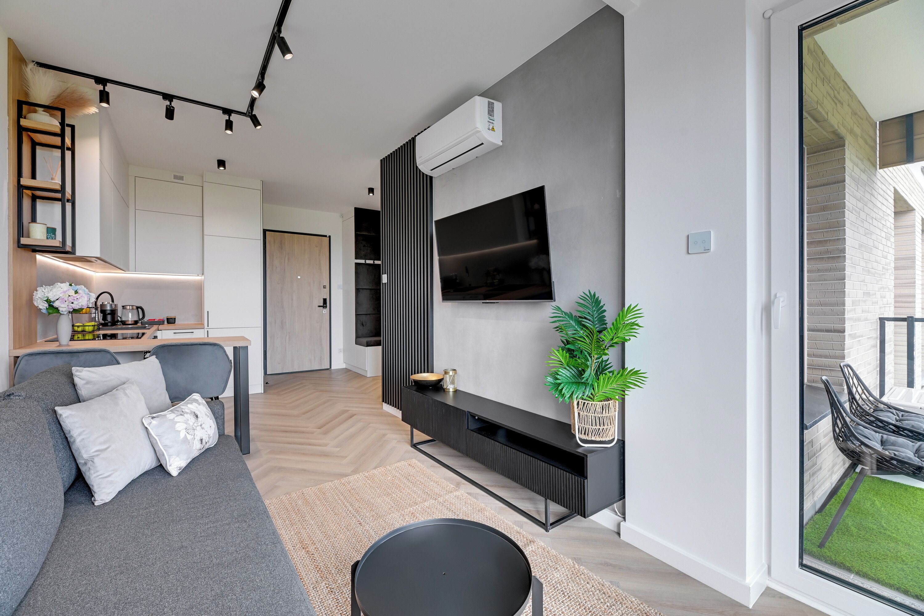 디럭스 아파트 | 저자극성 침구, 각각 다른 스타일의 인테리어, 각각 다르게 가구 비치, 노트북 작업 공간