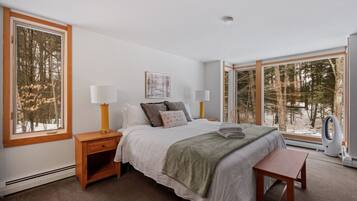 5 間睡房、書桌、熨斗/熨衫板、可攜式嬰兒床