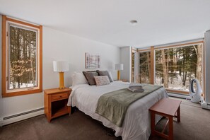 5 bedrooms, desk, iron/ironing board, travel cot