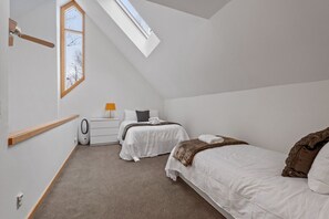5 chambres, bureau, fer et planche à repasser, lit de bébé portatif