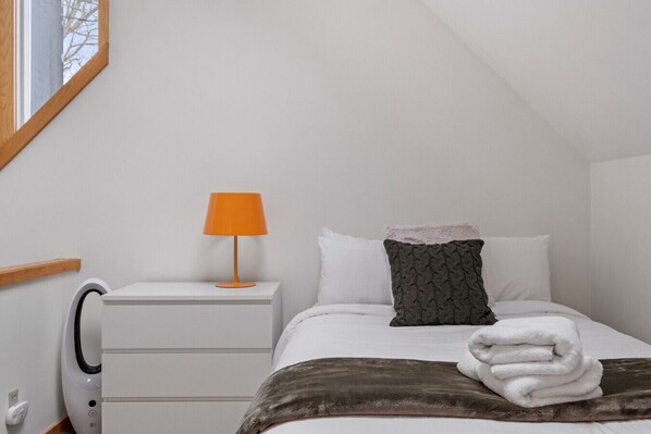 5 bedrooms, desk, iron/ironing board, travel cot