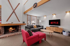 Smart TV y chimenea 