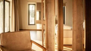 A room with a wooden chair, a bed, and a window with curtains. - Villa Hill View Ena in Paxi (Paxos)