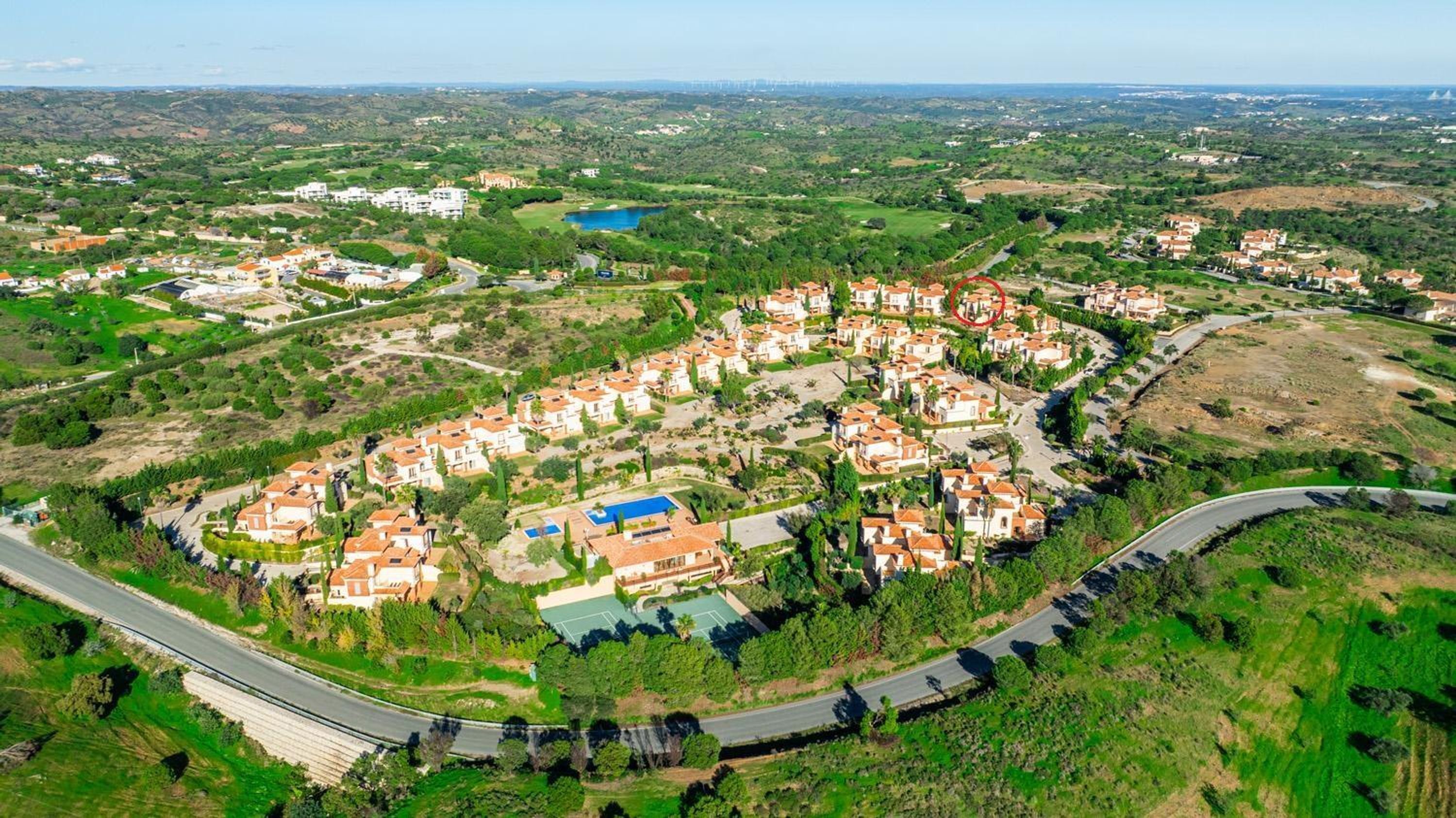 Un quartier résidentiel comprenant des maisons, des rues et une étendue d’eau.