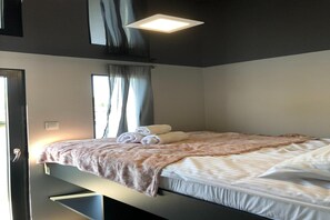 Casa rodante | 2 habitaciones, muebles diferentes y ropa de cama 