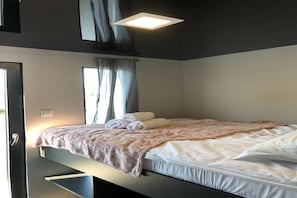 Casa rodante | 2 habitaciones, muebles diferentes y ropa de cama