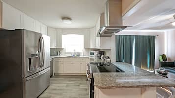 Casa, varias camas, patio, vista al jardín (Marietta 2BR) | Cocina privada | Refrigerador, microondas, parrilla de estufa y lavavajillas