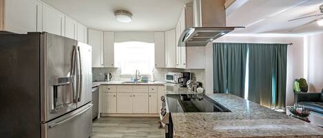 House, Multiple Beds, Patio, Garden View (Marietta 2BR) | Private kitchen