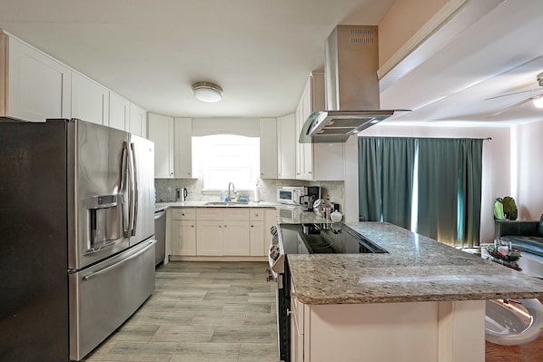 House, Multiple Beds, Patio, Garden View (Marietta 2BR) | Private kitchen