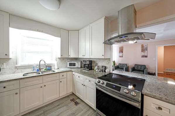 Maison, plusieurs lits, patio, vue jardin (Marietta 2BR) | Cuisine privée | Réfrigérateur, micro-ondes, plaque de cuisson, lave-vaisselle