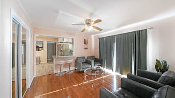 Casa, diversos llits, pati, vistes al jardí (Marietta 2BR) | Sala d'estar | Televisor de pantalla plana de 42 polzades amb canals digitals