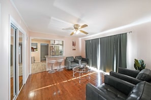 House, Multiple Beds, Patio, Garden View (Marietta 2BR) | Living area