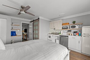 4 habitaciones, escritorio y tabla de planchar con plancha