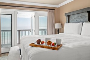 3 makuuhuonetta, työpöytä, silitysrauta/-lauta, vauvan matkasänky