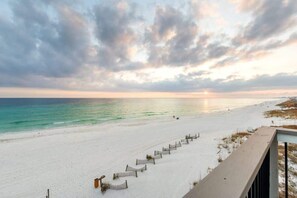 On the beach - Beachfront End Unit w/ Hot Tub + Beach Chairs (Miramar Beach)
