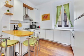 Een koelkast, een microgolfoven, een oven, een kookplaat