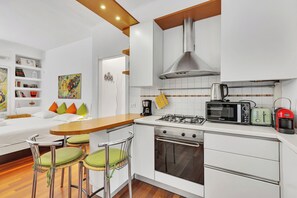 Réfrigérateur, four à micro-ondes, un four, surface de cuisson