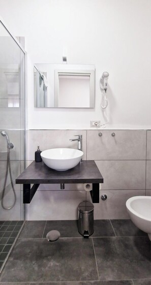 Hair dryer, towels, soap, shampoo - Rossini 37 (Naples)