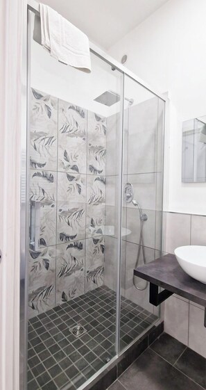 吹風機、毛巾、肥皂、洗髮精