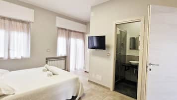 Deluxe-Dreibettzimmer, Balkon | Schreibtisch, schallisolierte Zimmer, kostenloses WLAN