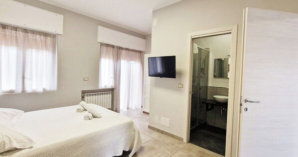 Deluxe Triple Room, Balcony | Desk, soundproofing, free WiFi - Rossini 37 (Naples)