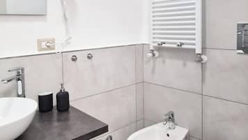 Deluxe-Dreibettzimmer, Balkon | Badezimmer | Haartrockner, Handtücher, Seife, Shampoo