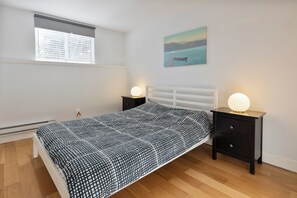 1 chambre, coffre-fort, bureau, fer et planche à repasser