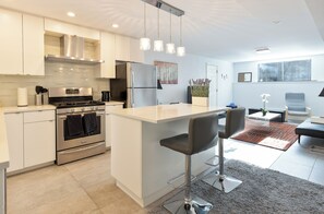 Réfrigérateur, four à micro-ondes, un four, surface de cuisson