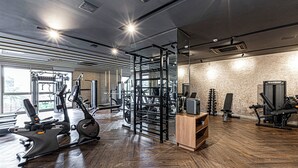 A gym with exercise equipment, wooden flooring, and large windows. - Charlie Atmosfera Santo Amaro (São Paulo)
