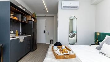 Espacio para trabajar con laptop, wifi gratis y ropa de cama