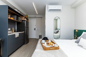 Espacio para trabajar con laptop, wifi gratis y ropa de cama 