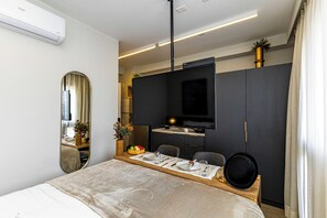 Estudio, 1 cama doble (20m - R) | Espacio para trabajar con un portátil, wifi gratis, ropa de cama