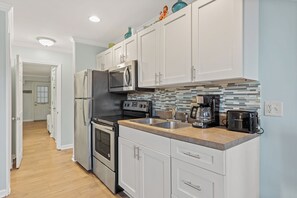Fridge, microwave, oven, stovetop - Harbor Breeze 58 in the heart or Downtown OC! (Ocean City)