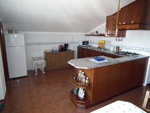 Kühlschrank, Mikrowelle, Wasserkocher mit Kaffee-/Teezubehör