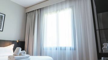 1 bedroom, desk, WiFi, bed sheets