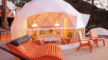 Habitación de lujo, vista al jardín | Espacio para trabajar con laptop y wifi gratis