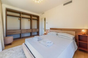 Iron/ironing board, Internet, bed sheets