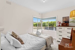 3 bedrooms, iron/ironing board, travel crib, WiFi - Cozy Home in Cowes, sleeps 7 (Cowes)